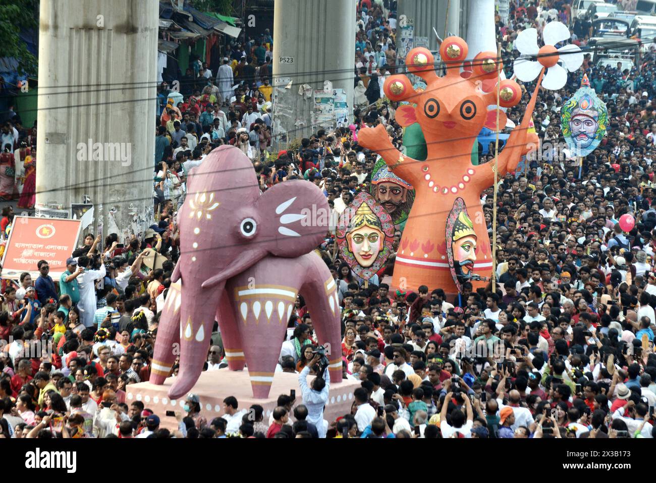 Mangal Shobhajatra della Facoltà di Belle Arti dell'Università di Dhaka tenutasi oggi mattina Pohela Boishakh 1431. Pahela Baishakh significa Bangla felice anno nuovo. Mangal Shobhajatra su Pahela Baishakh, il più grande festival secolare vicino al cuore di Bangalees, è stato iscritto nella Lista rappresentativa del Patrimonio culturale immateriale dell'Umanità dell'UNESCO nel 2016. Si tratta di una processione vivace e colorata in cui decine di migliaia di persone provenienti da ogni ceto sociale si uniscono liberamente e spontaneamente come parte della loro celebrazione del nuovo anno di Bangla. (Foto di Bayazid Akter/Pacific Press/Sipa USA) Foto Stock