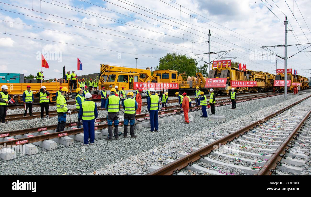 Backa Tarezza, Serbia. 25 aprile 2024. I lavoratori edili del progetto ferroviario Belgrado-Budapest effettuano i lavori di collegamento ferroviario ad alta velocità sulla sezione Novi Sad-Subotica a Backa Tarezza, Serbia, il 25 aprile 2024. Il progetto ferroviario Belgrado-Budapest ha raggiunto un traguardo significativo grazie al fatto che i binari della sezione Novi Sad-Subotica, costruiti da appaltatori cinesi, sono stati collegati con successo giovedì a Backa Tarezza. Crediti: Wang Wei/Xinhua/Alamy Live News Foto Stock