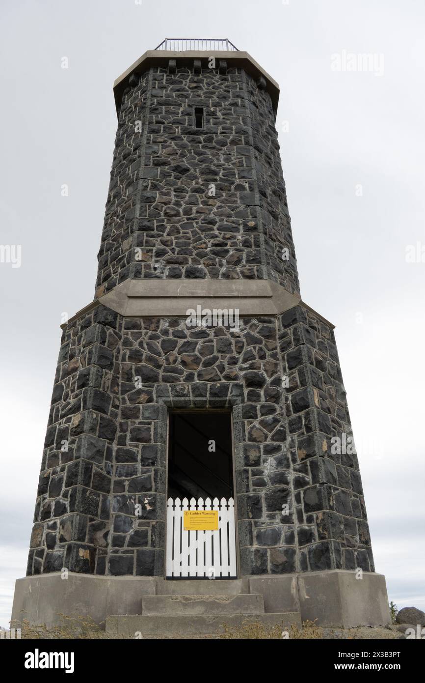 Il monumento in cima alla collina di Puketapu vicino a Palmerston, nuova Zelanda. C'è un sentiero per camminare fino alla cima di questa collina. Foto Stock