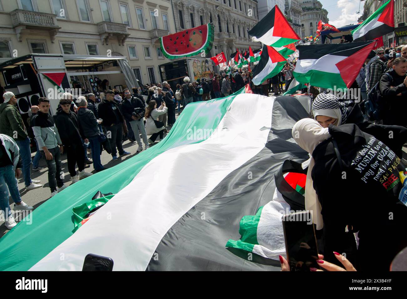 Milano, Italia, Italia. 26 aprile 2024. Più di 100.000 persone sono scese per le strade di Milano il 25 aprile, il 79° anno dalla liberazione del nazifascismo nella città che ha vinto la Medaglia d'Oro alla resistenza. (Credit Image: © Patrizia Cortellessa/Pacific Press via ZUMA Press Wire) SOLO PER USO EDITORIALE! Non per USO commerciale! Foto Stock