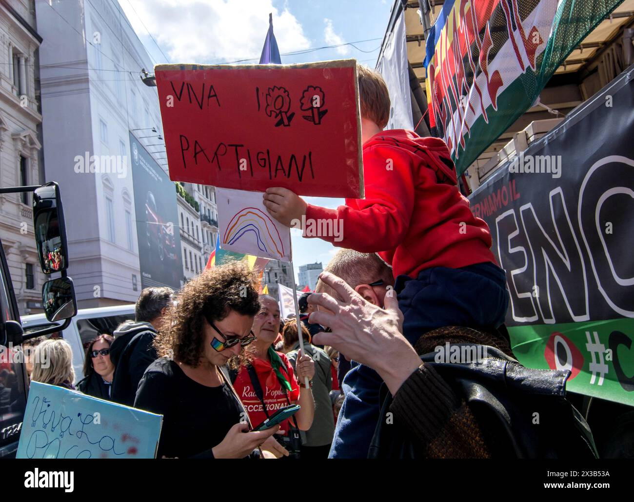 Milano, Italia, Italia. 26 aprile 2024. Più di 100.000 persone sono scese per le strade di Milano il 25 aprile, il 79° anno dalla liberazione del nazifascismo nella città che ha vinto la Medaglia d'Oro alla resistenza. (Credit Image: © Patrizia Cortellessa/Pacific Press via ZUMA Press Wire) SOLO PER USO EDITORIALE! Non per USO commerciale! Foto Stock