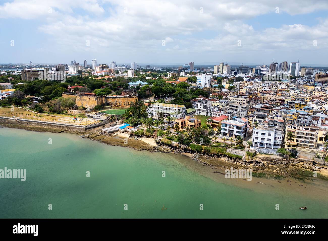 Vista dall'alto di Mombasa, Kenya. Vista della città dall'alto sul terrapieno di Mombasa con Fort Jesus. Foto Stock