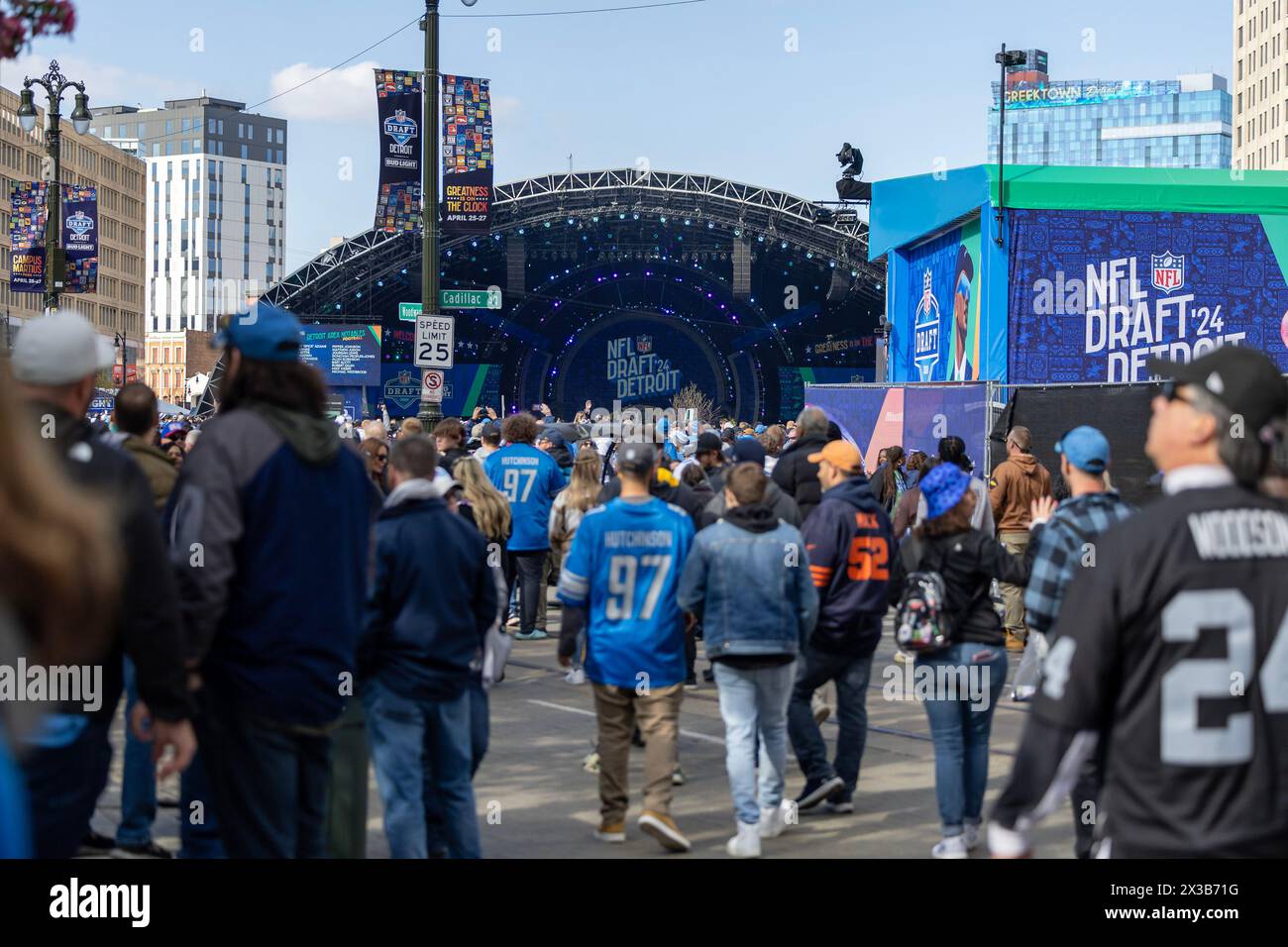 Detroit, Stati Uniti. 25 aprile 2024. I fan si dirigono verso il Draft Theater al Draft NFL 2024 al Campus Martius Park e all'Hart Plaza di Detroit, Michigan, il 25 aprile 2024. Foto di Rena Laverty/UPI credito: UPI/Alamy Live News Foto Stock