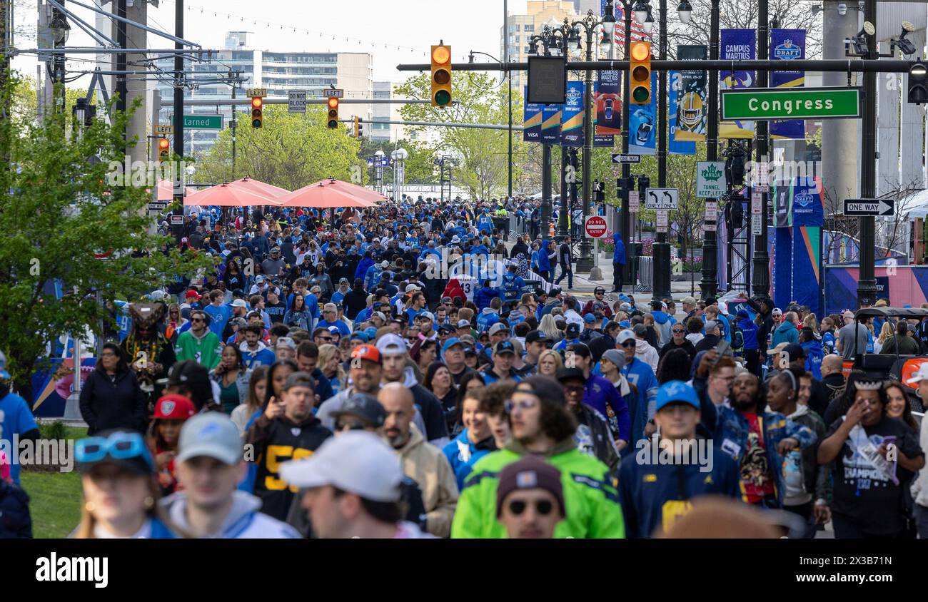 Detroit, Stati Uniti. 25 aprile 2024. I tifosi si fanno strada lungo Woodward Ave al Draft NFL 2024 al Campus Martius Park e all'Hart Plaza a Detroit, Michigan, il 25 aprile 2024. Foto di Rena Laverty/UPI credito: UPI/Alamy Live News Foto Stock