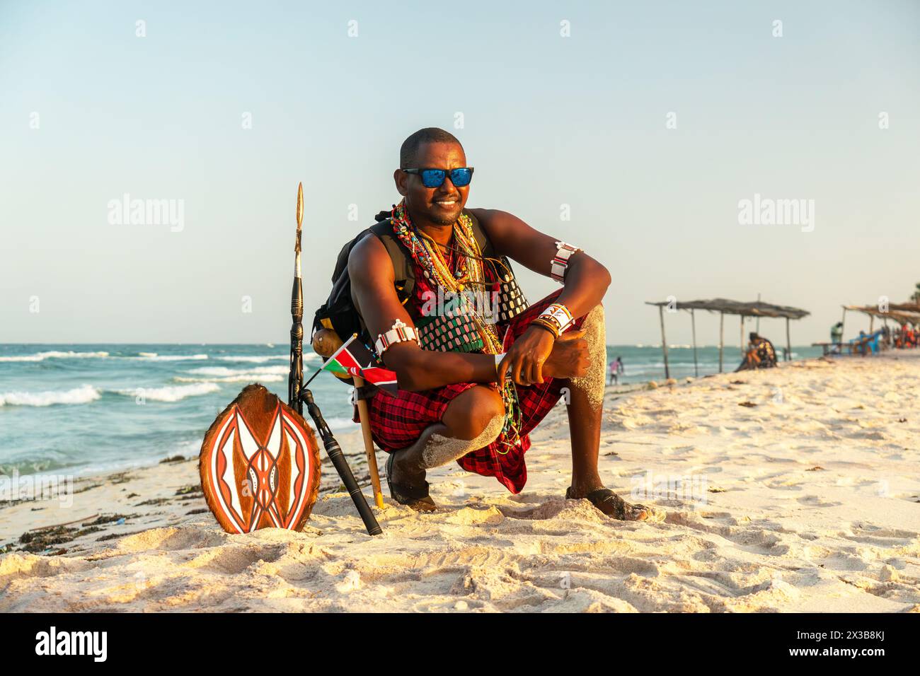 Guerriero Maasai, venditore di souvenir, sulla spiaggia. Diani Beach, Kenya, Mombasa, febbraio 26 2024 Foto Stock