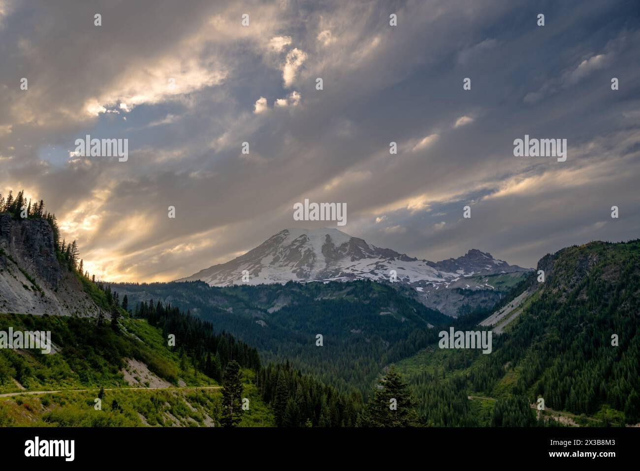 Stevens Canyon Road Curves around the Hills Below Mount Rainier National Park Foto Stock