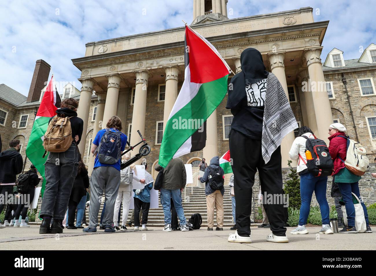 State College, Stati Uniti. 25 aprile 2024. I manifestanti pro-palestinesi si radunano di fronte all'Old Main nel campus della Penn State University. Gli studenti della Penn State per la giustizia in Palestina, insieme ad altre organizzazioni, tennero un'Università popolare per Gaza che includeva insegnamenti, gesso sul marciapiede e una manifestazione all'Old Main. Credito: SOPA Images Limited/Alamy Live News Foto Stock