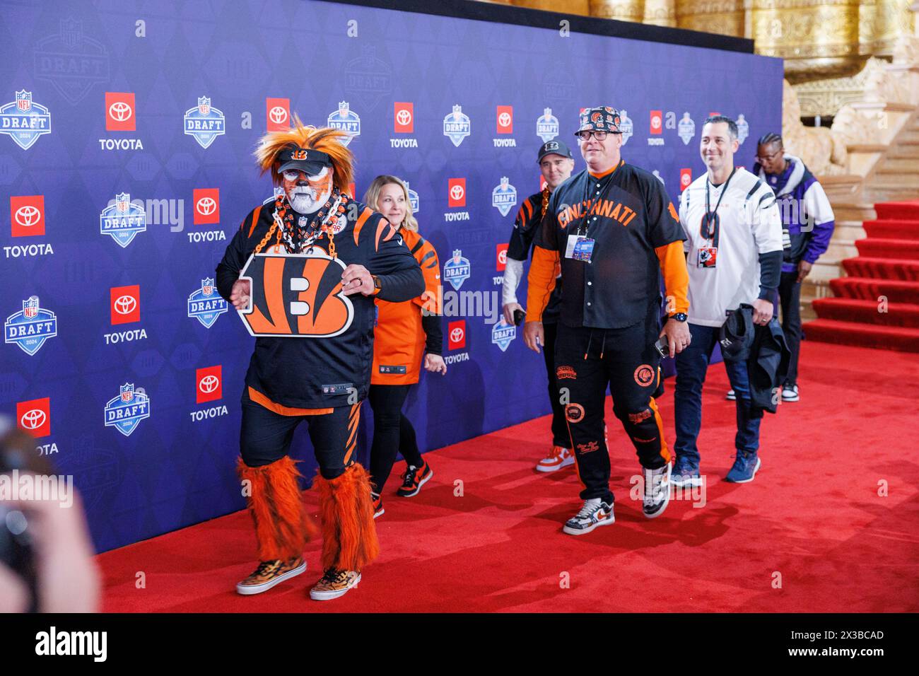 Detroit, Stati Uniti. 25 aprile 2024. I tifosi della AFC North percorrono il Draft NFL 2024 Red Carpet al Fox Theatre di Detroit, Mich. il 25 aprile 2024. (Foto di Andrew Roth/Sipa USA) credito: SIPA USA/Alamy Live News Foto Stock