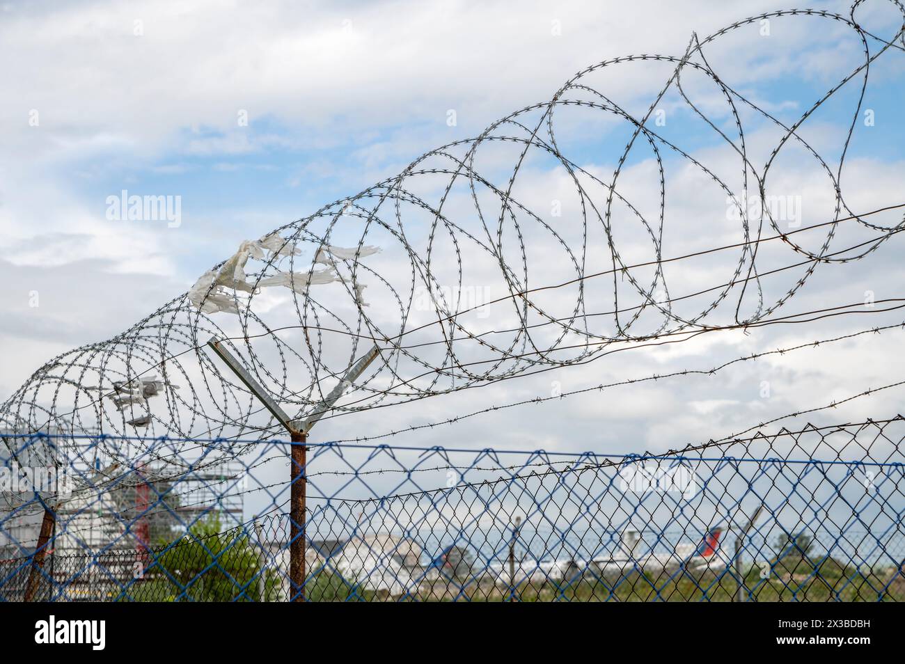 Recinzione di filo spinato. Filo per rasoio. Area riservata. Protezione aeroportuale. Foto Stock