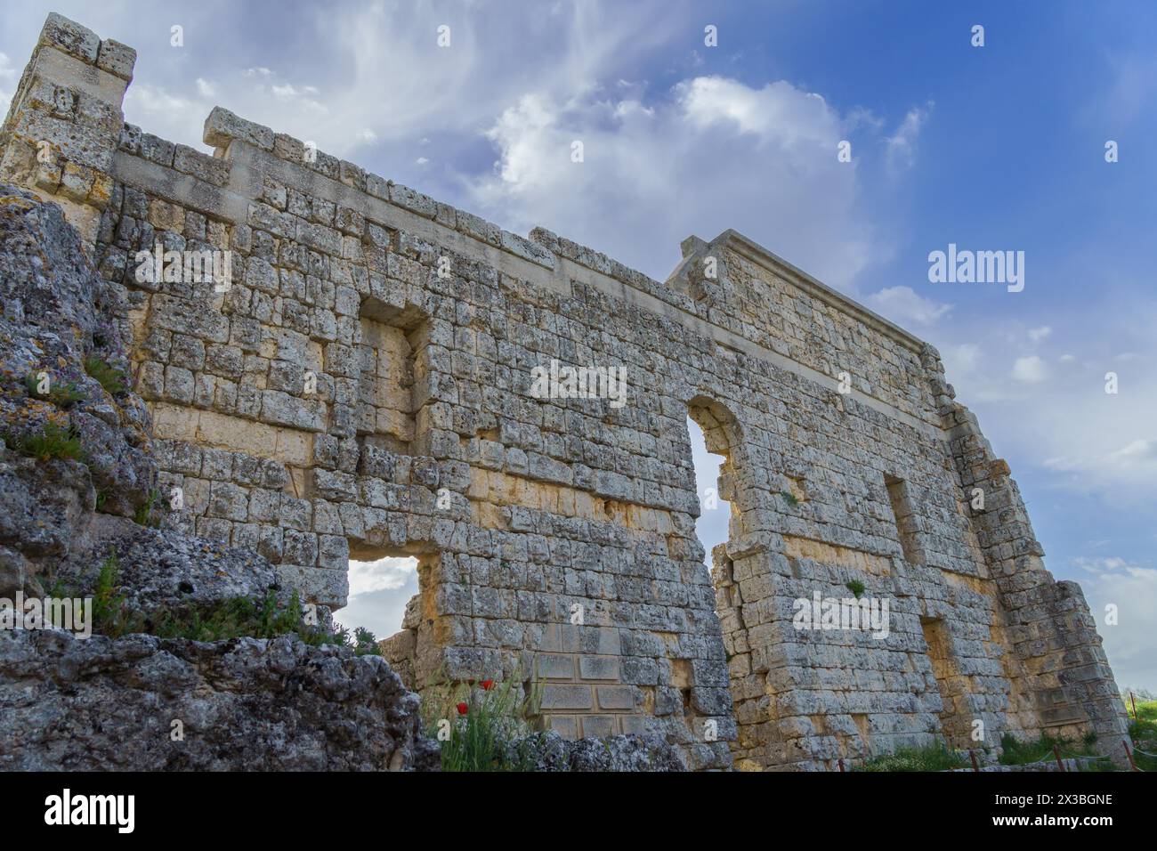 Rovine del teatro romano del sito archeologico dell'antica città di Acinipo nella Serrania de Ronda, Malaga, Spagna Foto Stock