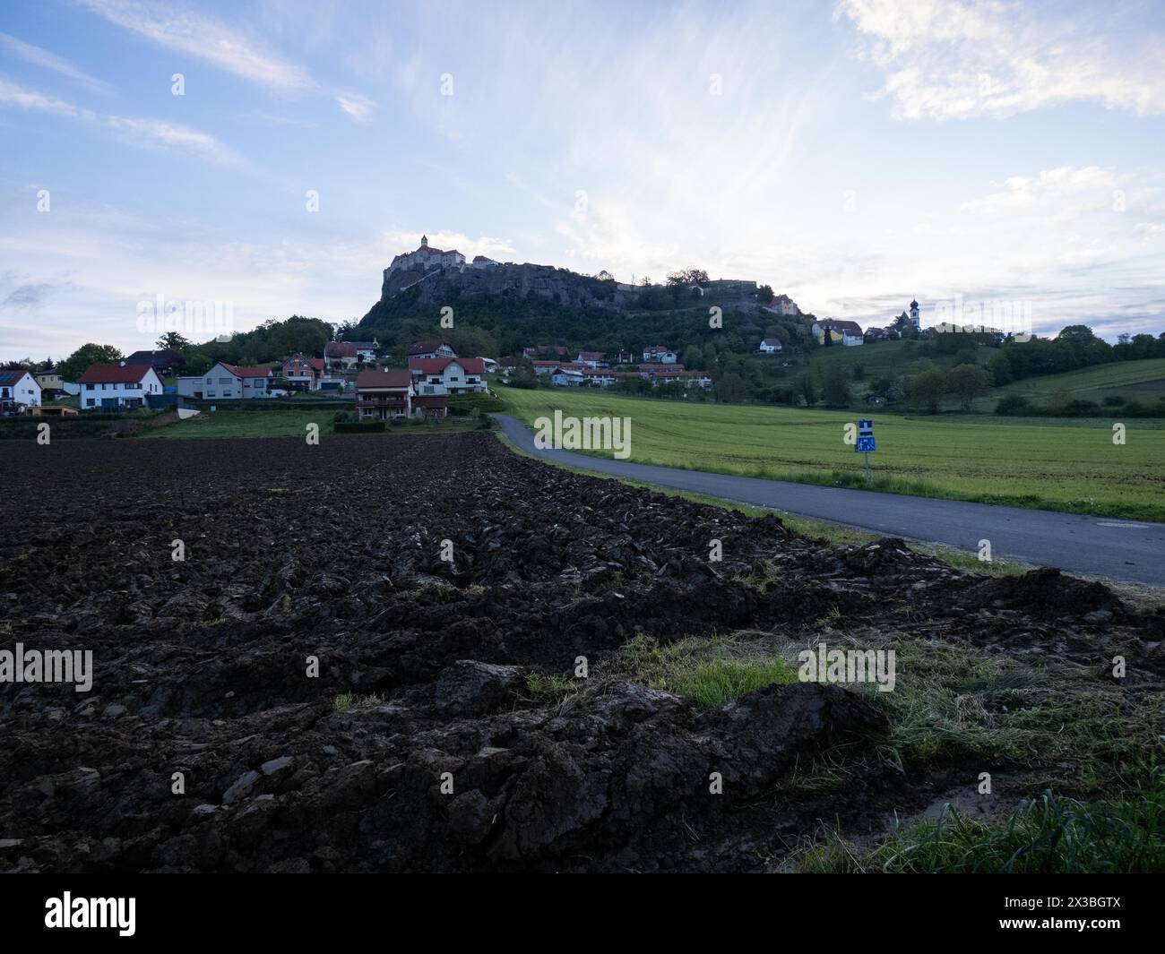 Al mattino presto, percorso che porta al castello di Riegersburg, campo di fronte, castello di Riegersburg, regione vulcanica della Stiria, Austria, Europa Foto Stock
