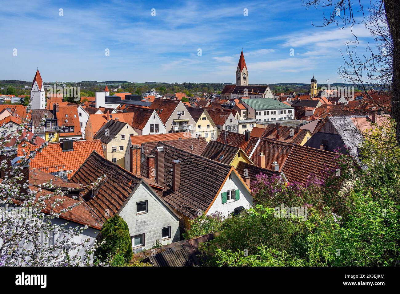 Vista di Kaufbeuern, Allgaeu, Svevia, Baviera, Germania dalla torre Fuenfknopfturm Foto Stock