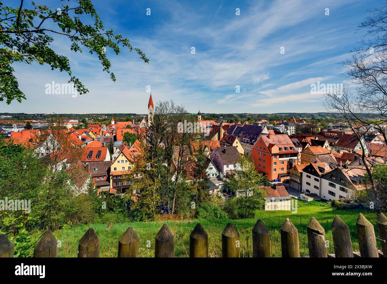 Vista di Kaufbeuern, Allgaeu, Svevia, Baviera, Germania dalla torre Fuenfknopfturm Foto Stock