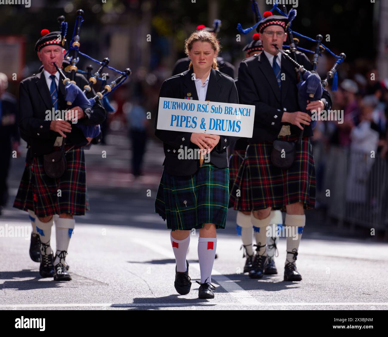 Sydney, Australia. 25 aprile 2024. Veterani di guerra, personale di difesa, vedove di guerra e discendenti si fanno strada lungo Elizabeth Street durante la parata ANZAC Day del 25 aprile 2024 a Sydney, Australia. Il giorno ANZAC di quest'anno marzo arriva 109 anni al giorno da quando le truppe australiane e neozelandesi sbarcarono a Gallipoli per iniziare la campagna il 25 aprile 1915, durante la prima guerra mondiale Credit: IOIO IMAGES/Alamy Live News Foto Stock