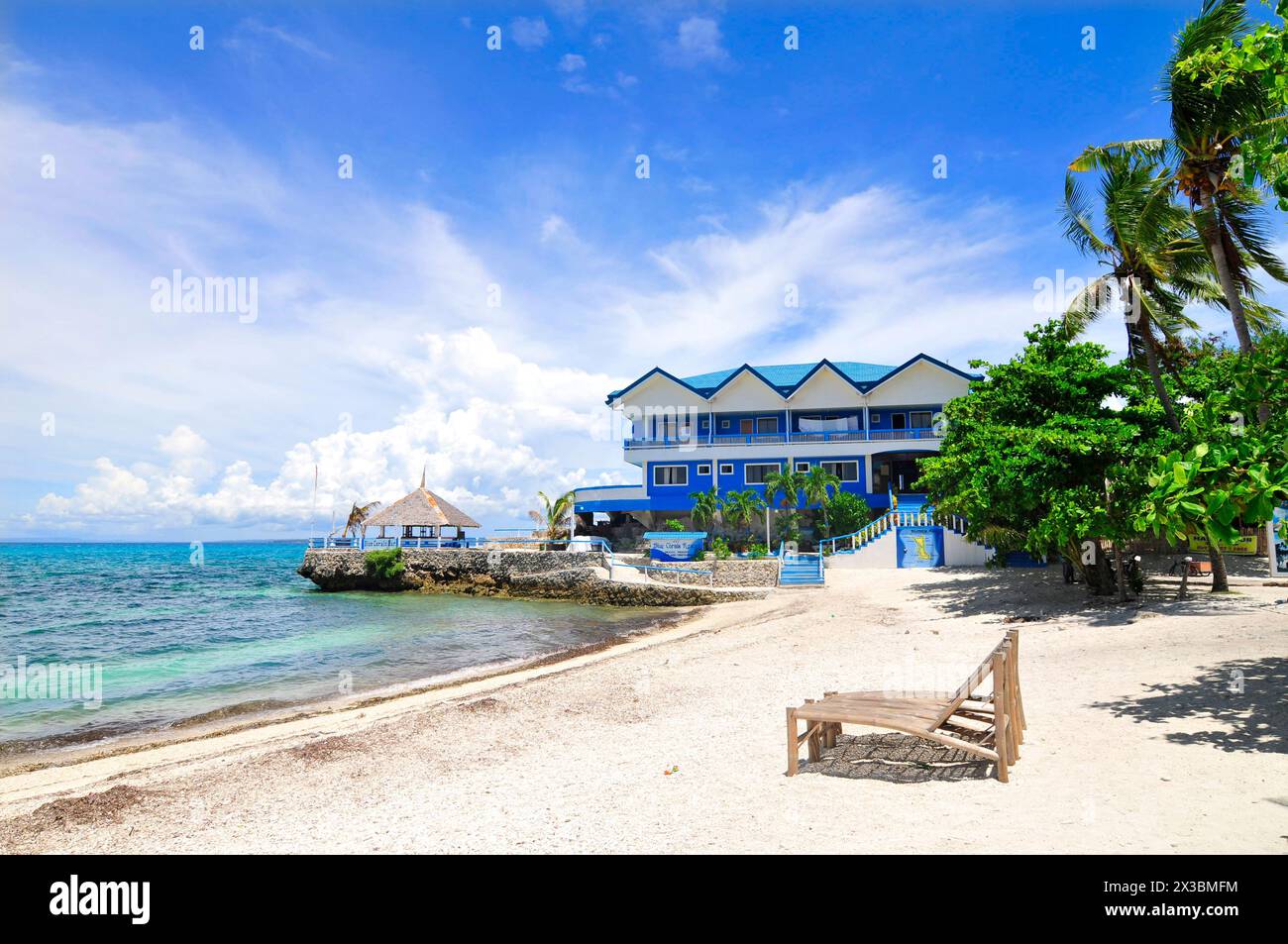 Il resort Blue Corals sul fronte spiaggia nell'Isola di Malapascua, Visayas centrale, nelle Filippine. Foto Stock