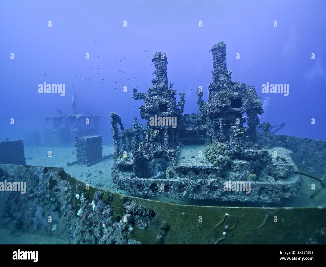 Una complessa struttura subacquea bonificata dalla natura con una crescita corallina visibile: Relitto della USS Spiegel Grove, sito di immersione John Pennekamp Coral Reef Foto Stock