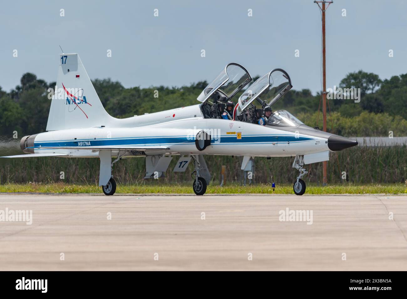 NASA T-38A Talon Jet Lands presso lo Shuttle Landing Facility Foto Stock