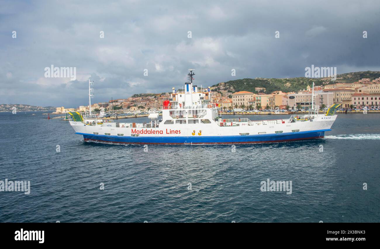 Traghetto per l'isola di la Maddalena, città di Maddalena, Arcipelago di la Maddalena, Sardegna, Italia Foto Stock