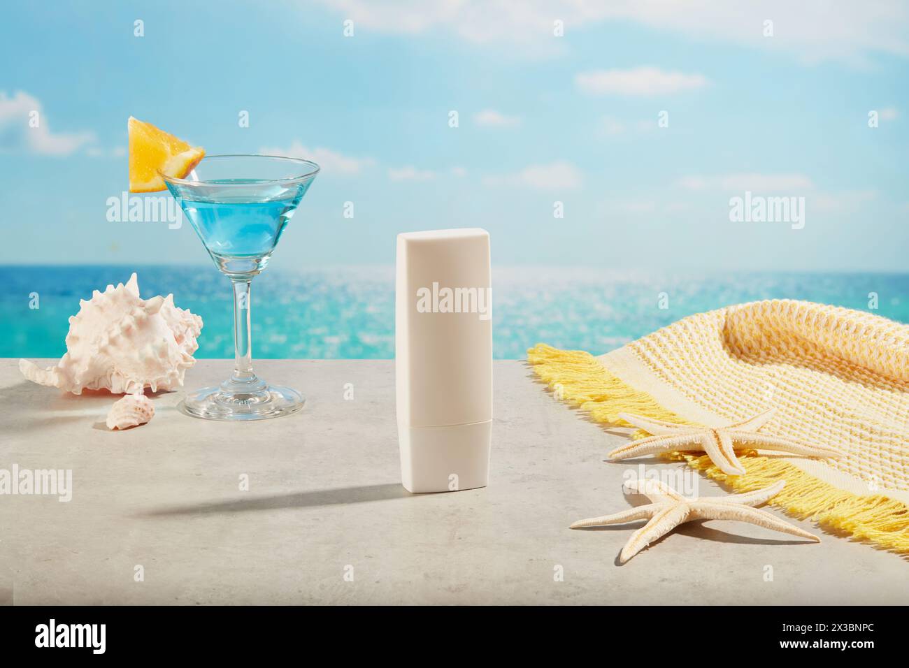 Tubo bianco senza etichetta posizionato su una superficie di cemento vicino alla piscina con conchiglie, amido, bicchiere da cocktail e sciarpa. Abbottonatura cosmetica naturale Foto Stock