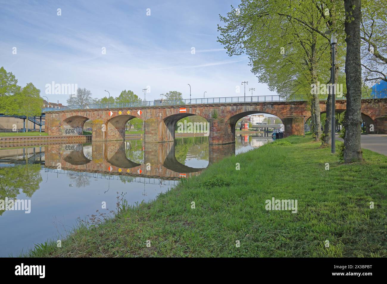 Vecchio ponte costruito nel 1549 sulla Saar in primavera, ponte ad arco in pietra, riflessione, banca Saar, viale, Saarbruecken, Saarland, Germania Foto Stock