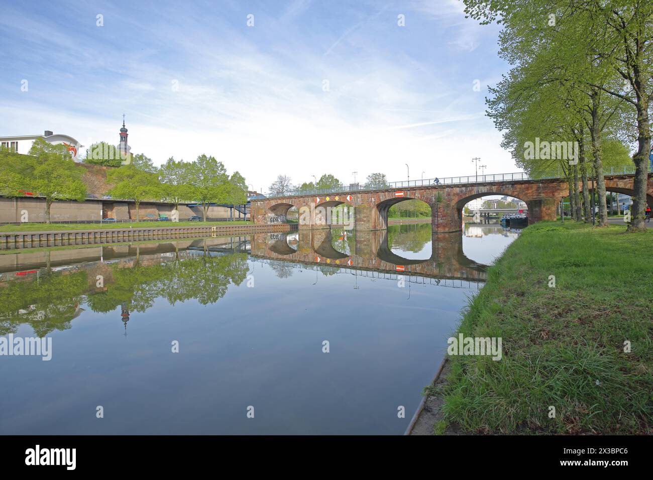 Vecchio ponte costruito nel 1549 sulla Saar in primavera, ponte ad arco in pietra, riflessione, sponda Saar, Saarbruecken, Saarland, Germania Foto Stock