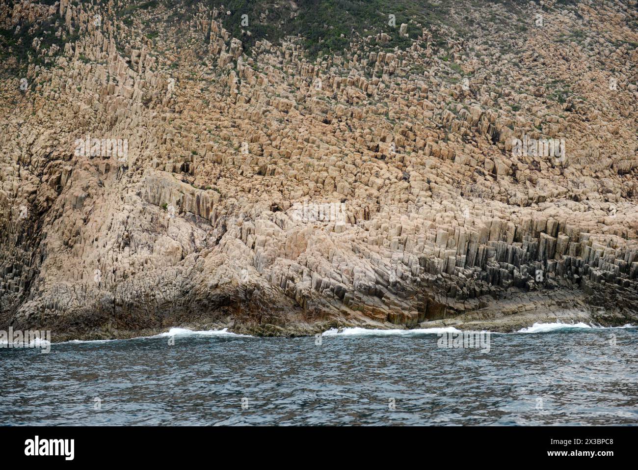 Paesaggi costieri aspre nel parco di campagna di Sai Kung East a Hong Kong. Foto Stock