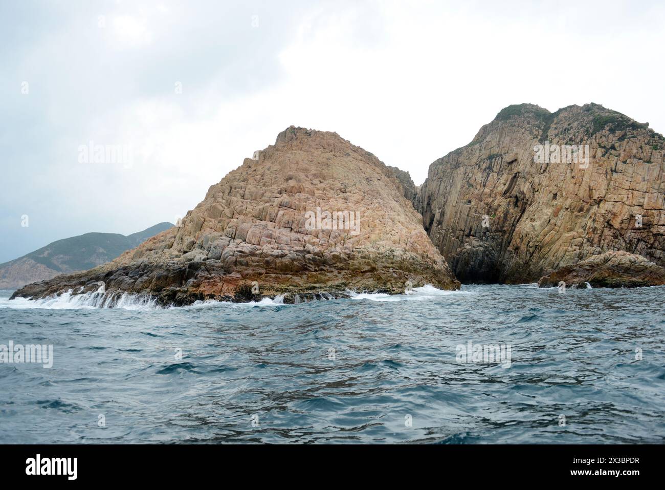 Paesaggi costieri aspre nel parco di campagna di Sai Kung East a Hong Kong. Foto Stock