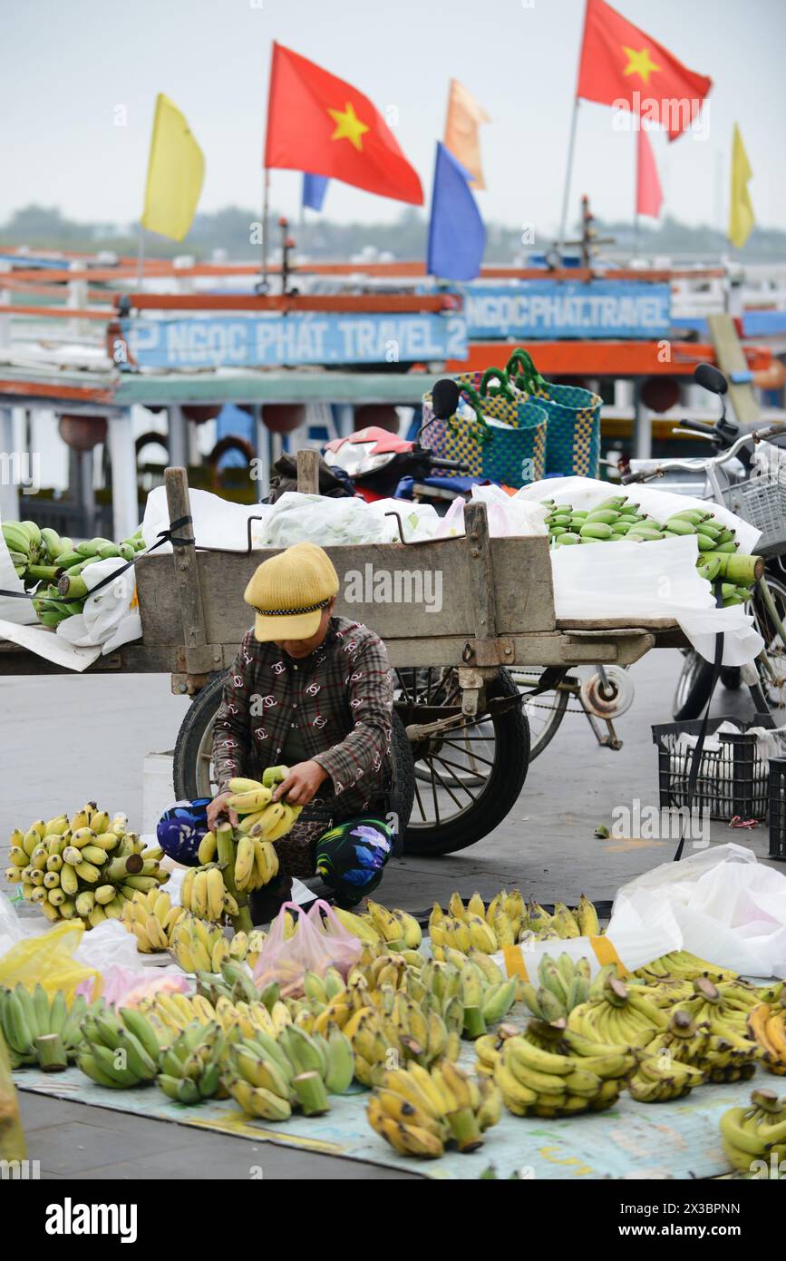 Un venditore di banane presso il mercato centrale di Hoi An, Vietnam. Foto Stock