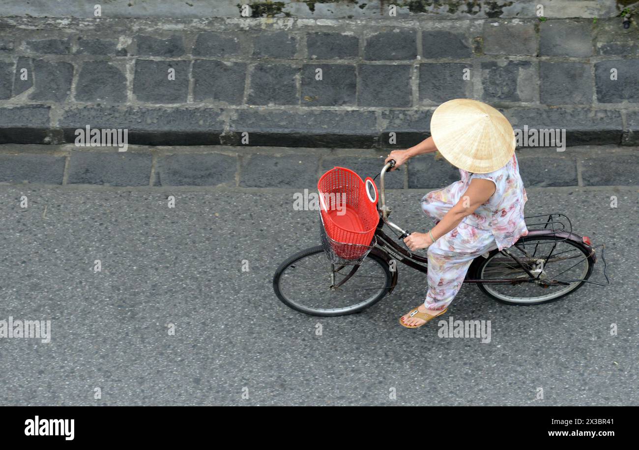 Guardando in basso su Trần Phú St. Dal caffè Faifo nella città vecchia di Hoi An, in Vietnam. Foto Stock