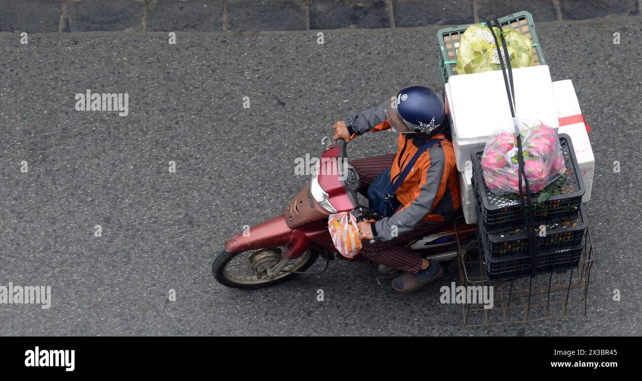 Guardando in basso su Trần Phú St. Dal caffè Faifo nella città vecchia di Hoi An, in Vietnam. Foto Stock