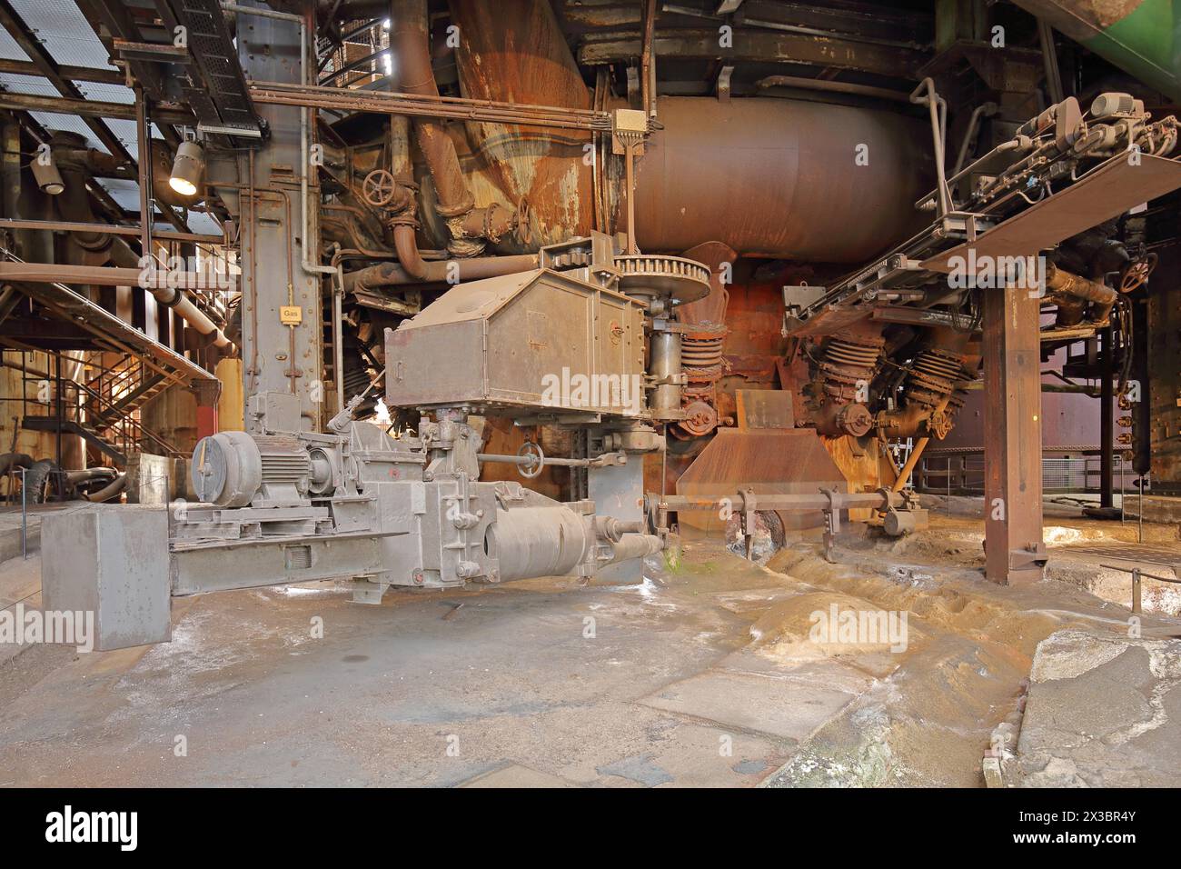 Piattaforma di maschiatura per la maschiatura e lo scarico della ghisa nell'altoforno, valvole, apertura, versamento, svuotamento, fondo, Unesco Voelklinger Huette Foto Stock