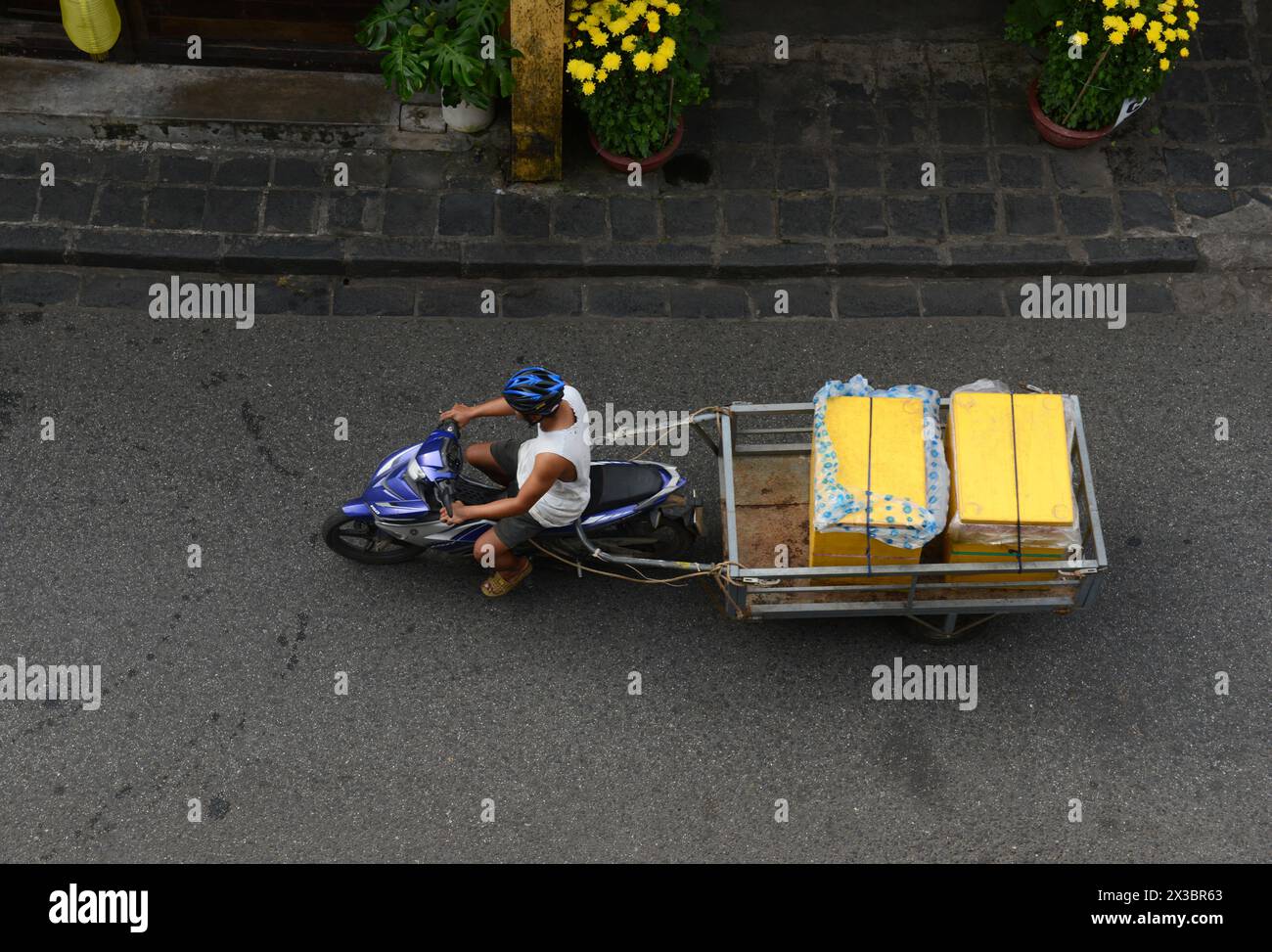 Guardando in basso su Trần Phú St. Dal caffè Faifo nella città vecchia di Hoi An, in Vietnam. Foto Stock