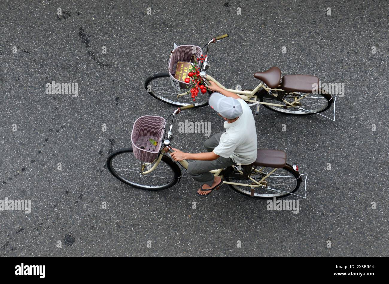 Guardando in basso su Trần Phú St. Dal caffè Faifo nella città vecchia di Hoi An, in Vietnam. Foto Stock