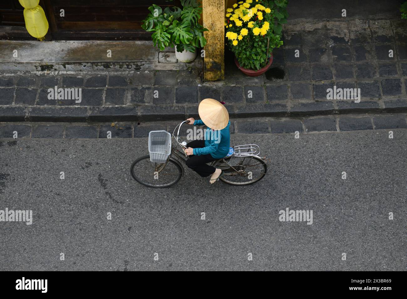 Guardando in basso su Trần Phú St. Dal caffè Faifo nella città vecchia di Hoi An, in Vietnam. Foto Stock