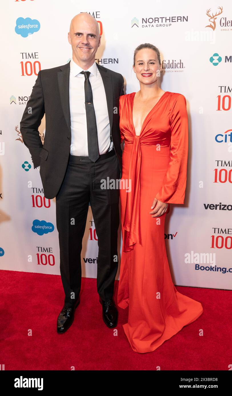 Clay Kallman e Lauren Groff assistono al gala Time100 al Jaz al Lincoln Center di New York il 25 aprile 2024 Foto Stock