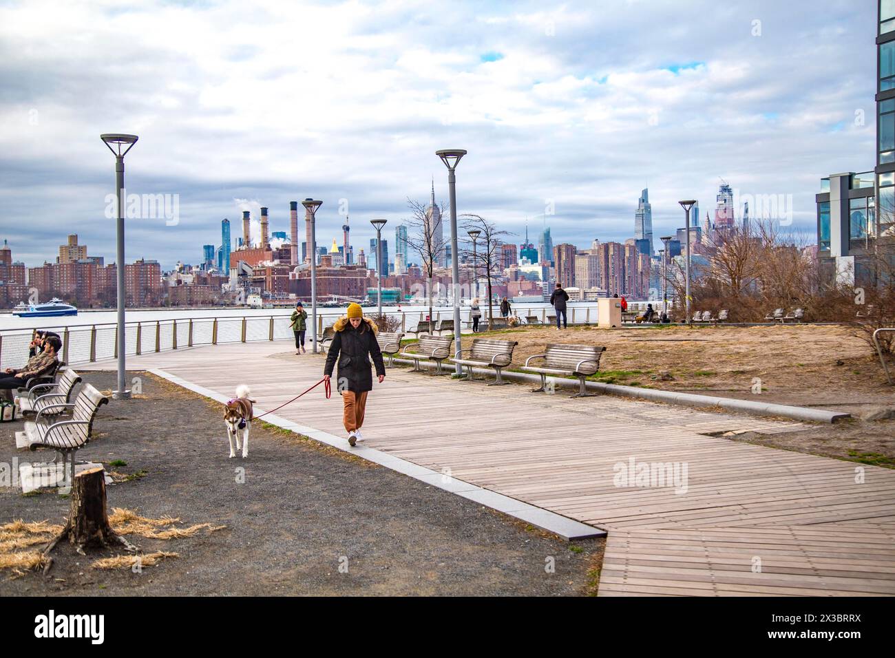 Passeggiata sul lungomare di Domino Park, Williamsburg, con vista sull'East River fino allo skyline di Manhattan, New York City, USA Foto Stock