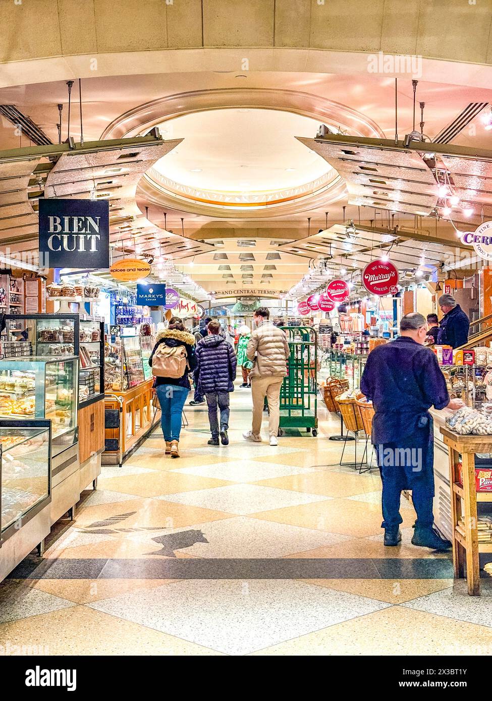 Passeggia attraverso il Grand Cendtral Market, la sala del cibo della stazione centrale di New York, Midtown Manhattan, New York City, USA Foto Stock