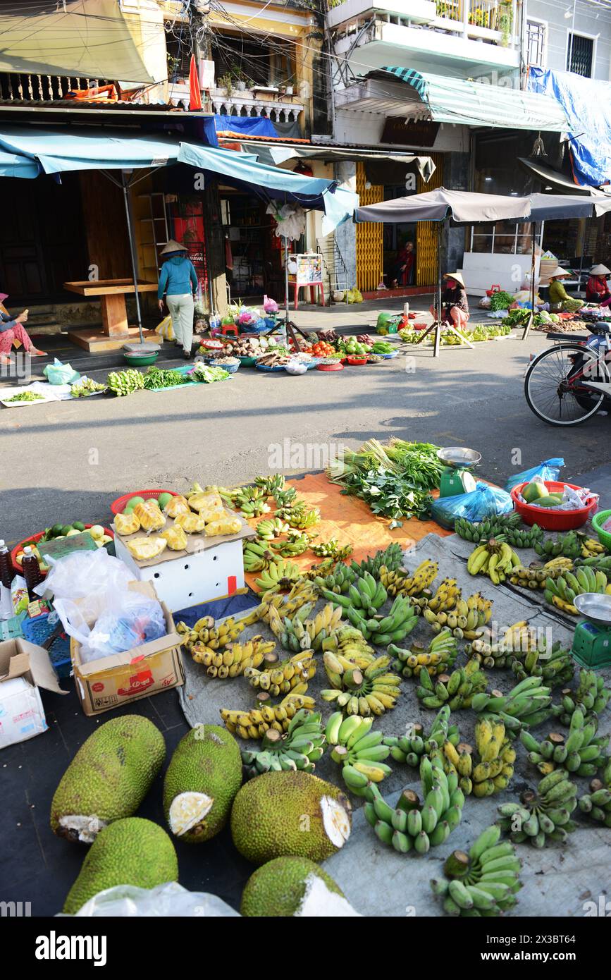 Jackfruit e banane venduti al mercato mattutino di Hoi An, Vietnam. Foto Stock