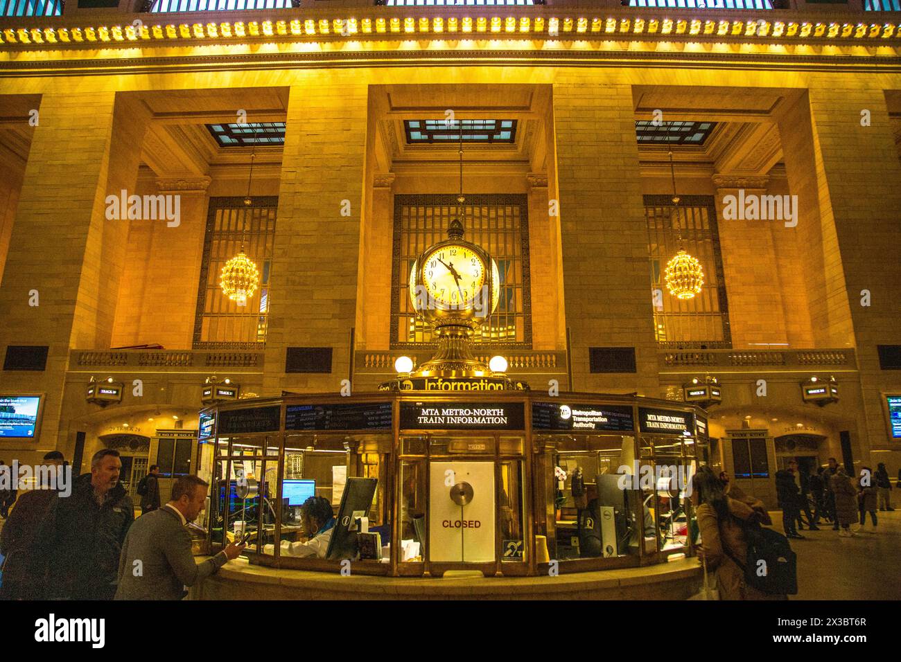 Il famoso orologio a quattro lati del centro informazioni nella sala principale della Grand Central Station, la stazione ferroviaria principale di New York, Midtown Foto Stock