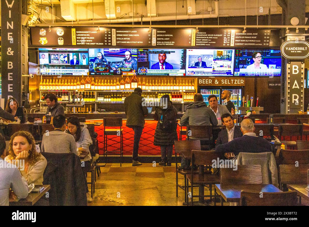 Urbanspace Vanderbilt, un'area ristoro nella Grand Central Station, la stazione ferroviaria principale di New York, Midtown Manhattan, New York City, USA Foto Stock