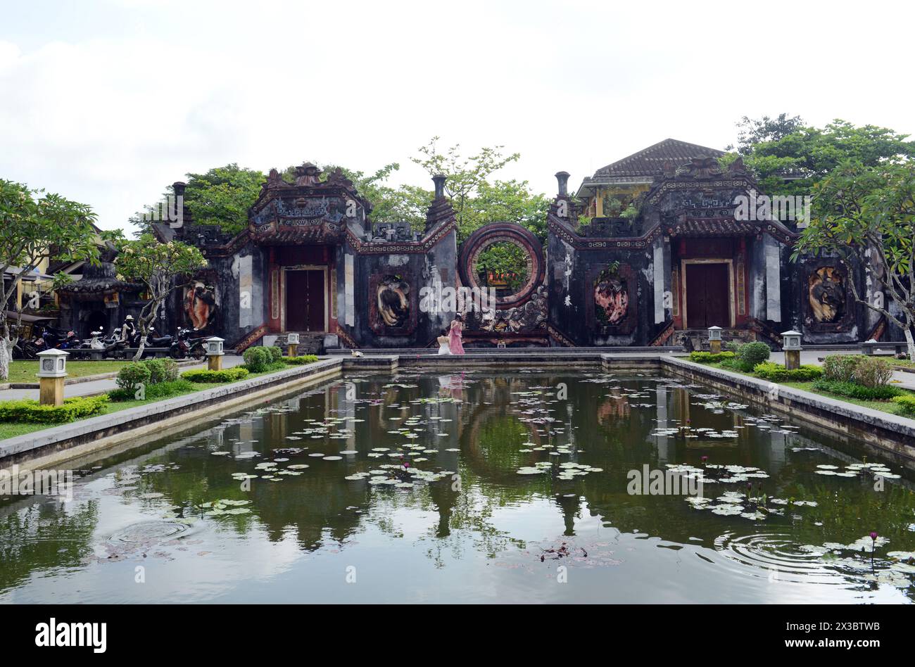 La vecchia porta di Chua Ba Mu nella città vecchia di Hoi An, Vietnam. Foto Stock