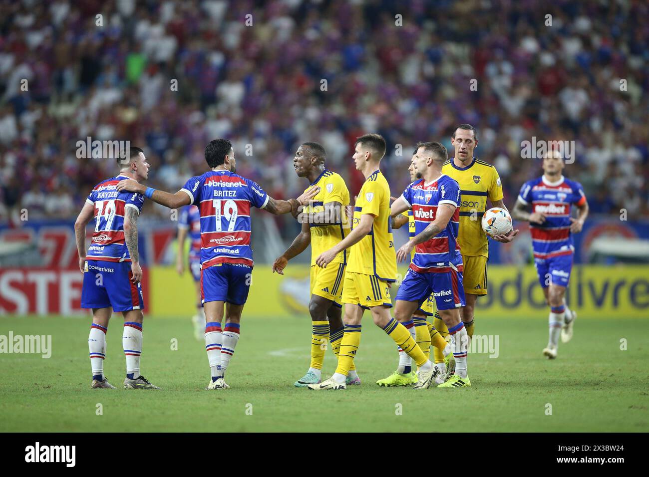 Fortaleza, Brasile. 26 aprile 2024. CE - FORTALEZA - 04/25/2024 - COPPA SUDAMERICANA 2024, FORTALEZA x BOCA JUNIORS - Renato Kayser e Advincola discutono durante la partita tra Fortaleza e Boca Juniors per la Copa Sudamericana 2024 allo stadio Arena Castelao di Fortaleza (CE), questo giovedì (25). Foto: Marlon Costa/AGIF (foto di Marlon Costa/AGIF/Sipa USA) credito: SIPA USA/Alamy Live News Foto Stock