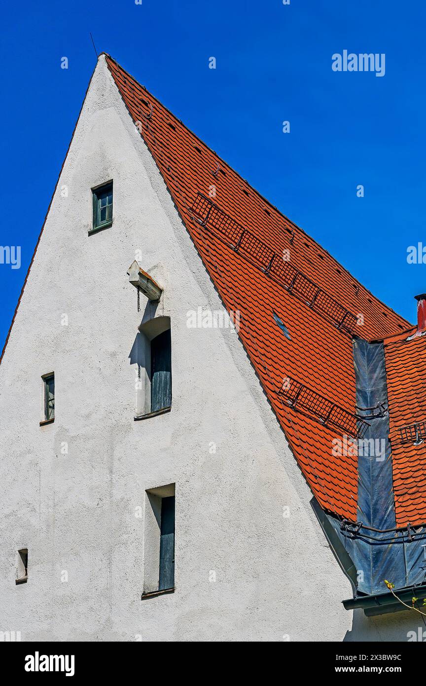 Tetto piastrellato rosso, timpano a punta e finestre con travi a gru, Kaufbeuern, Allgaeu, Svevia, Baviera, Germania Foto Stock
