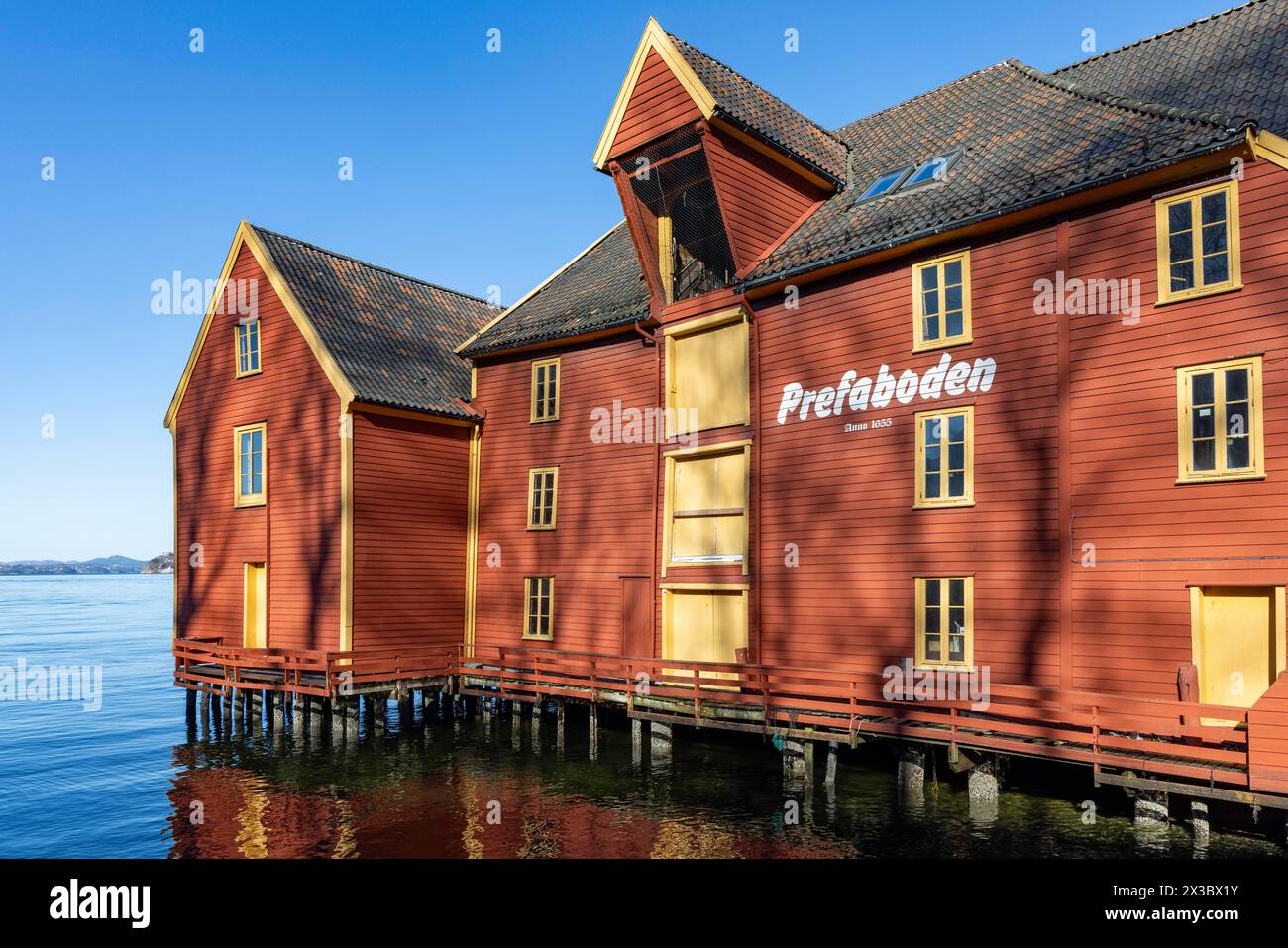 Casa su palafitte, Bergen, Norvegia, costa sud-occidentale, Scandinavia, nord Europa Foto Stock