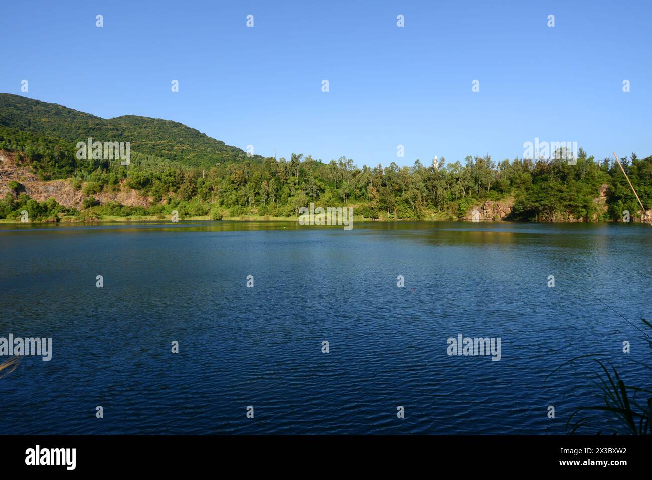Il lago verde nella penisola di Son tra vicino a da Nang, Vietnam. Foto Stock