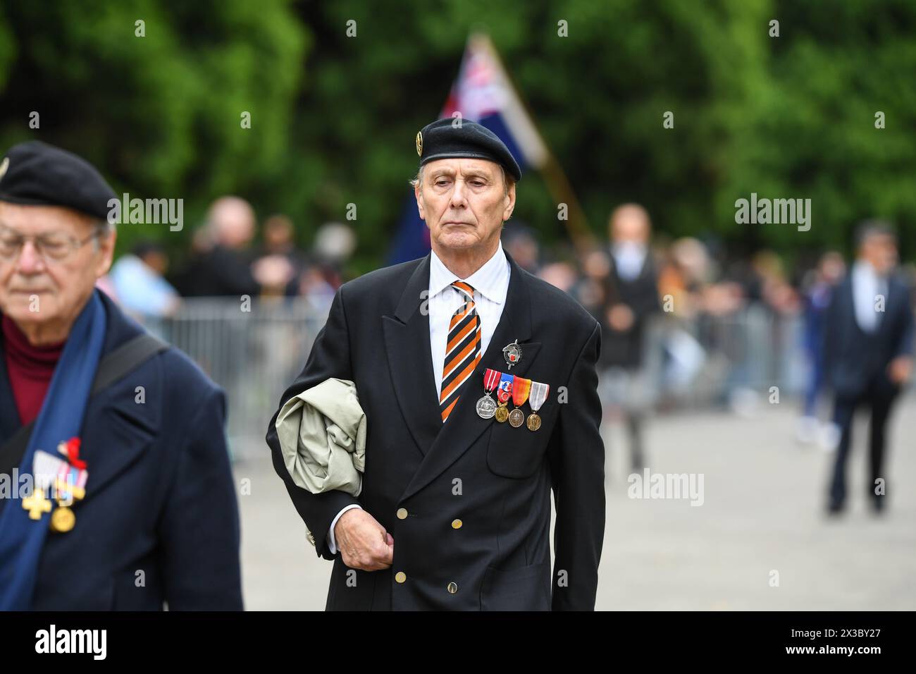 Melbourne, Australia. 25 aprile 2024. Il veterano del Commando francese sta marciando durante la parata dell'Anzac Day al memoriale del Santuario della memoria a Melbourne. (Foto di Alexander Bogatyrev/SOPA Images/Sipa USA) credito: SIPA USA/Alamy Live News Foto Stock