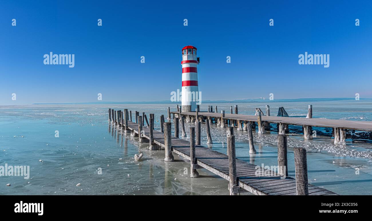 Faro di Podersdorf su congelato Neusiedlersee, Burgenland, Austria Foto Stock