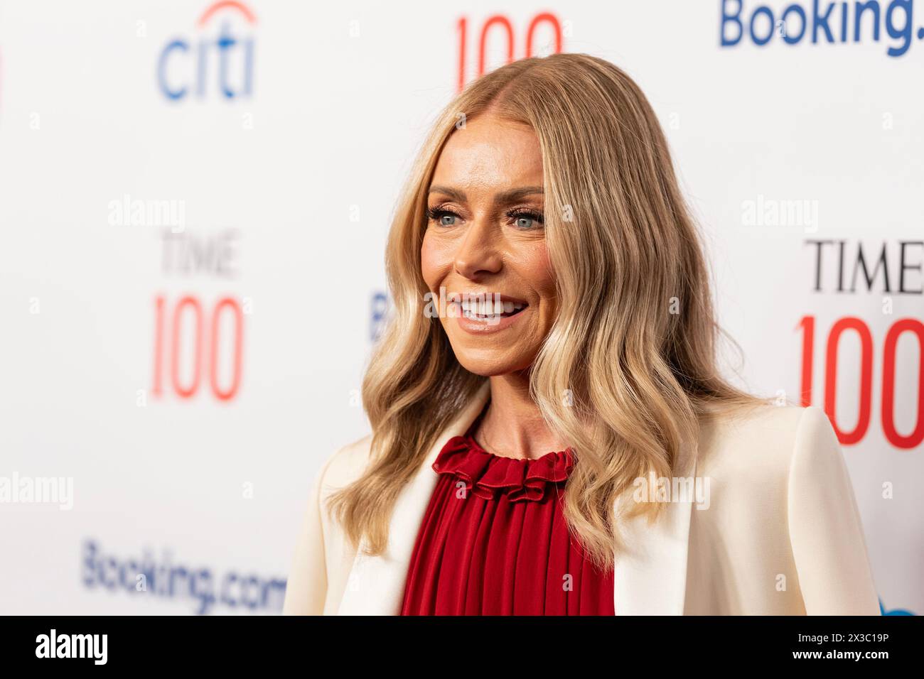 New York, Stati Uniti. 25 aprile 2024. Kelly Ripa partecipa al gala Time100 al Jaz al Lincoln Center di New York il 25 aprile 2024. (Foto di Lev Radin/Sipa USA) credito: SIPA USA/Alamy Live News Foto Stock