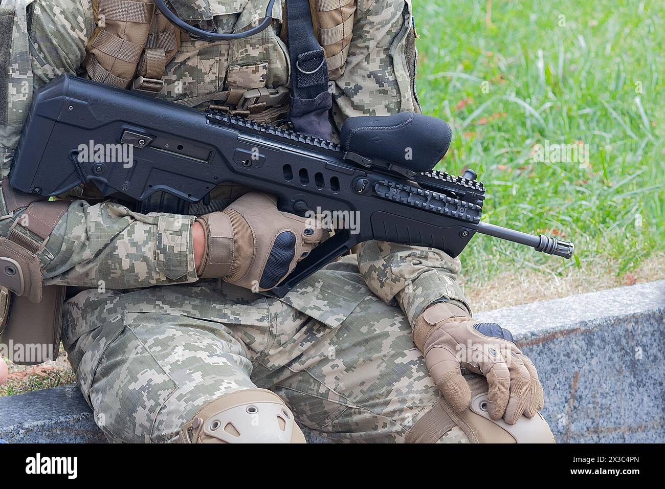 Soldato camuffato con un moderno fucile automatico. Guerra Foto Stock
