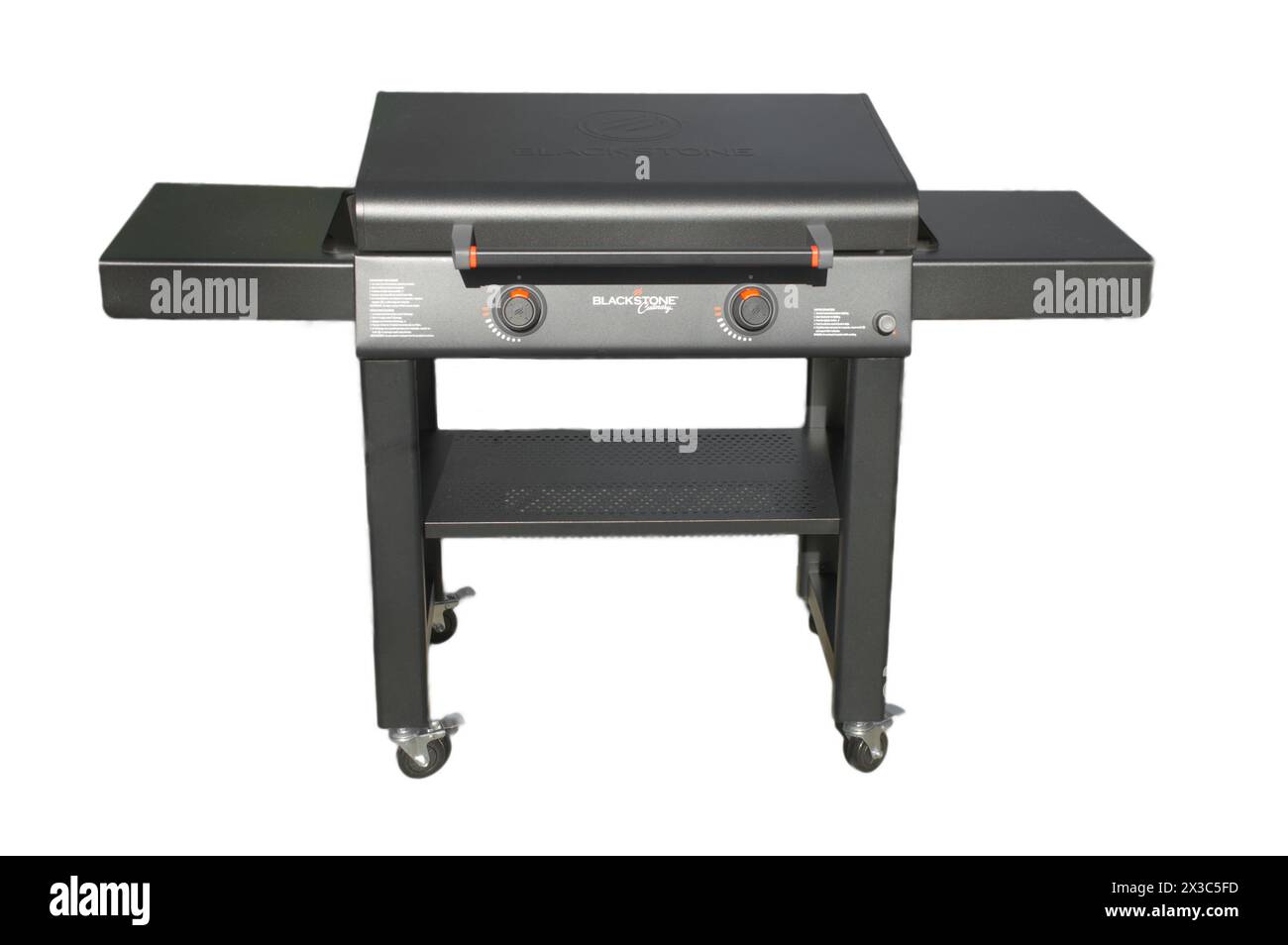 Ocala, FL 4-7-2024 Blackstone Culinary Flat Top gas Griddlecon due manopole di impostazione del calore separate, tetto rigido girevole chiuso isolato sul Foto Stock